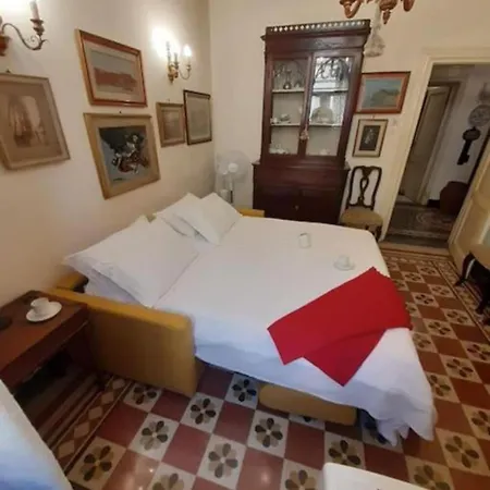 Antiques Lover's Flat, * Florence