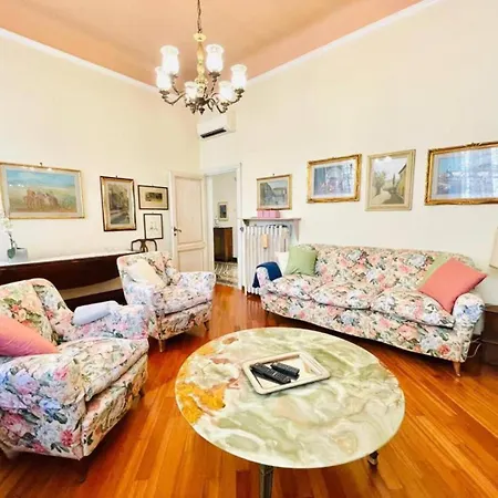 Antiques Lover's Flat, * Florence