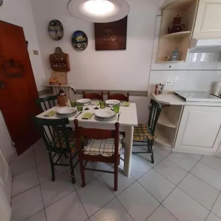 Antiques Lover's Flat, Апартаменты